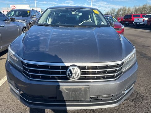Used 2017 Volkswagen Passat 1.8T SEL Premium image 2