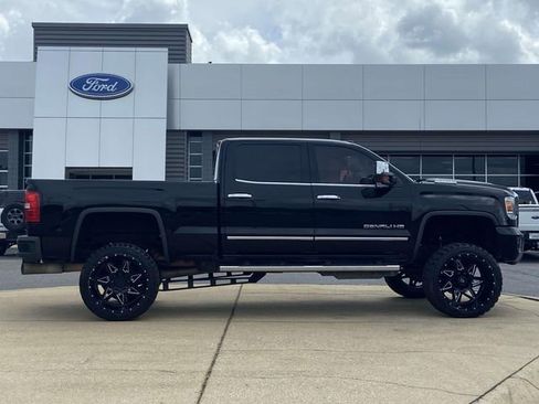 Used 2017 GMC Sierra 2500 Denali w/ Duramax Plus Package AWD/4WD image 2
