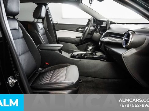 Used 2025 Chevrolet Trax LT FWD image 19