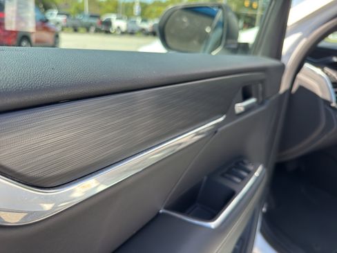 Used 2025 GMC Acadia Elevation image 13