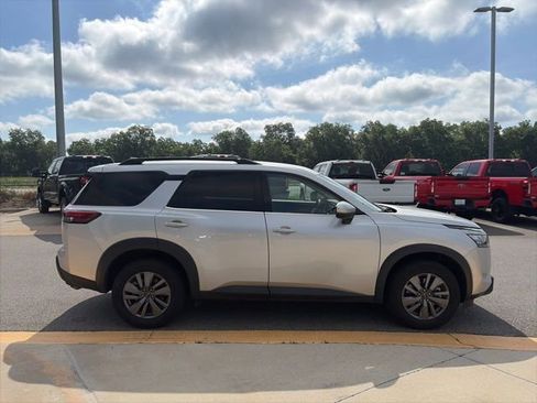Used 2025 Nissan Pathfinder SV FWD image 6
