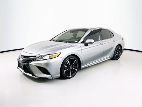 Used 2020 Toyota Camry XSE image 3
