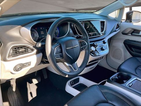 Used 2024 Chrysler Pacifica Touring-L image 17