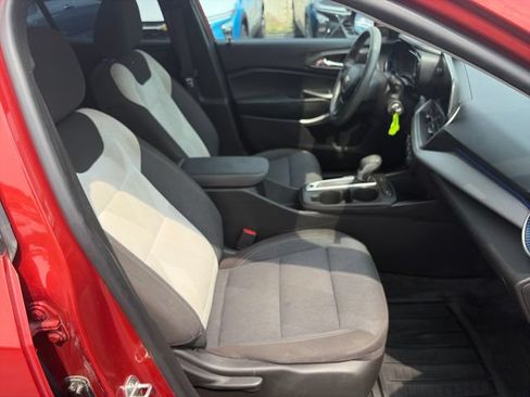 Used 2024 Chevrolet Trax LS w/ LS Convenience Package FWD image 28
