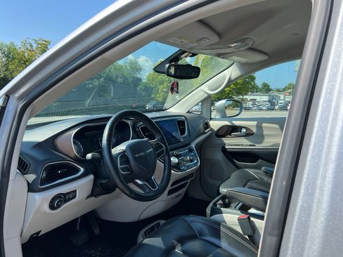 Used 2017 Chrysler Pacifica Touring-L FWD image 9