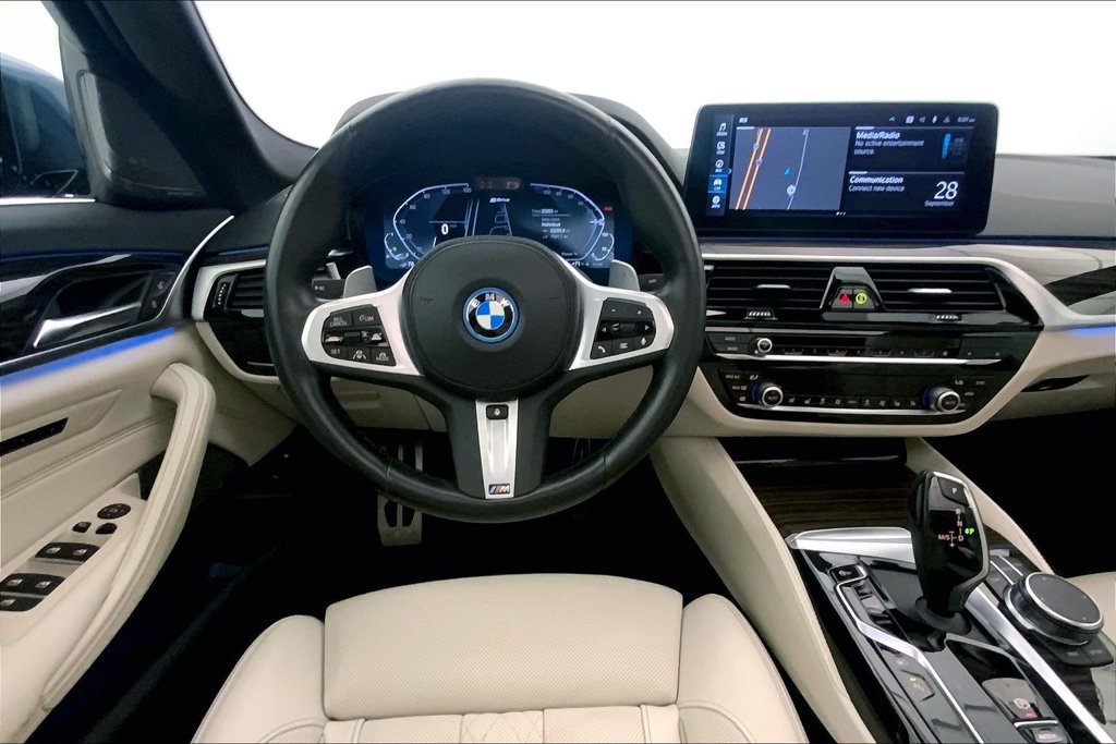 Certified 2023 BMW 530e xDrive w/ Premium Package AWD/4WD image 4