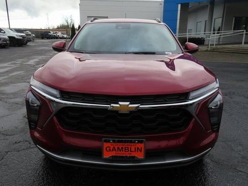 Used 2025 Chevrolet Trax LT w/ Driver Confidence Package FWD image 2