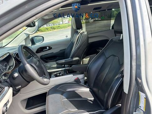 Used 2023 Chrysler Pacifica Limited image 6