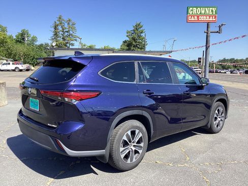 Used 2023 Toyota Highlander XLE AWD/4WD image 3
