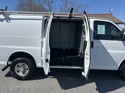 Used 2017 Chevrolet Express 2500 RWD image 19