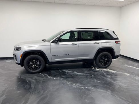New 2026 Jeep Grand Cherokee Altitude AWD/4WD image 19