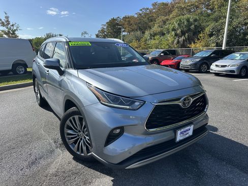 Used 2021 Toyota Highlander Platinum image 2