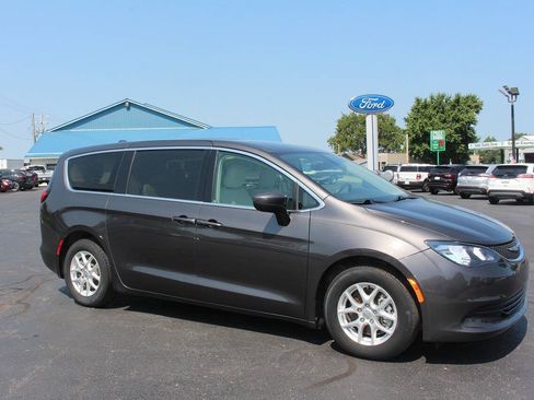 Used 2017 Chrysler Pacifica Touring FWD image 3