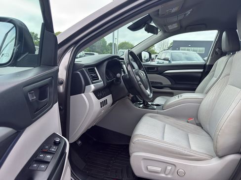 Used 2019 Toyota Highlander Plus AWD/4WD image 11