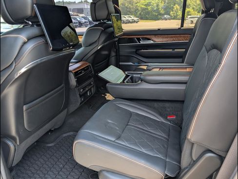 Used 2022 Jeep Grand Wagoneer Series III w/ Rear Seat Video Group 1 AWD/4WD image 13