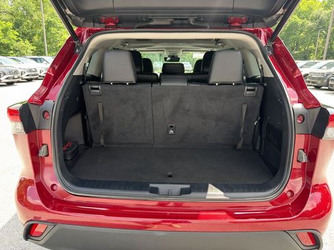 Used 2023 Toyota Highlander XLE AWD/4WD image 30