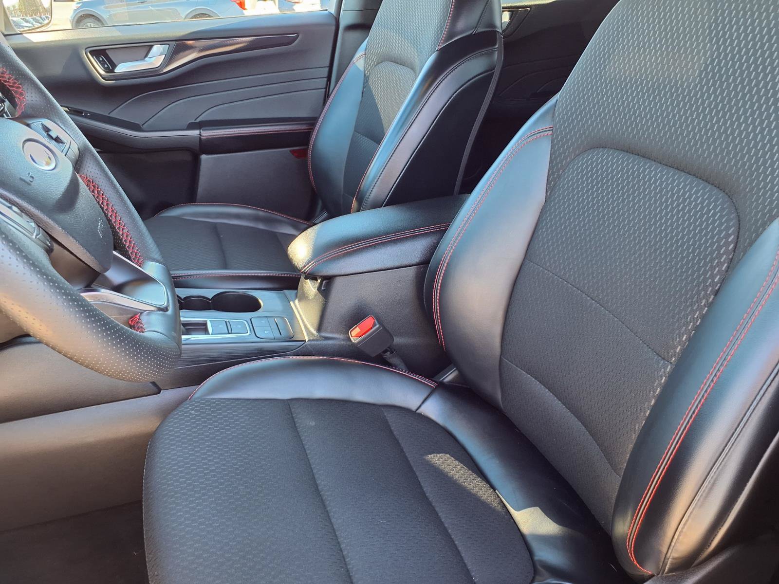 Used 2025 Ford Escape ST-Line Select AWD/4WD image 3