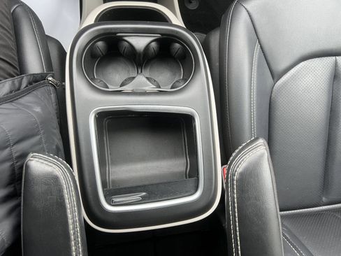 Used 2024 Chrysler Pacifica Touring-L image 25