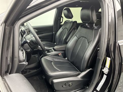 Used 2025 Chrysler Pacifica Select image 8