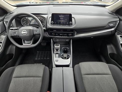 Certified 2025 Nissan Rogue SV FWD image 17