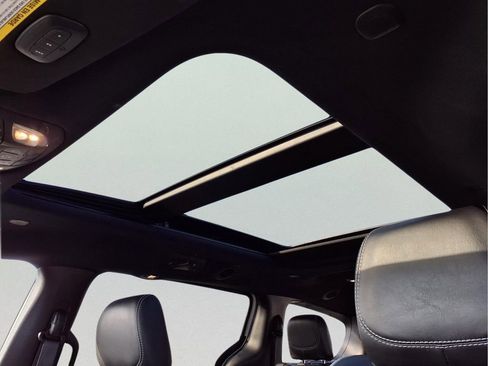 Used 2025 Chrysler Pacifica Limited image 21