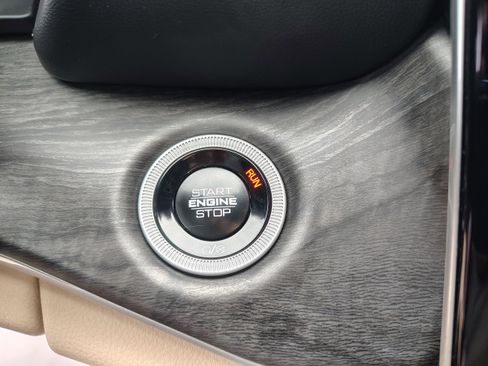 Certified 2024 Jeep Grand Cherokee Limited w/ Luxury Tech Group II image 34