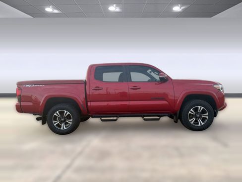 Used 2018 Toyota Tacoma TRD Sport w/ Technology Package image 8