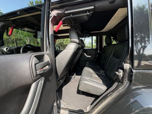 Used 2015 Jeep Wrangler Unlimited Rubicon AWD/4WD image 15