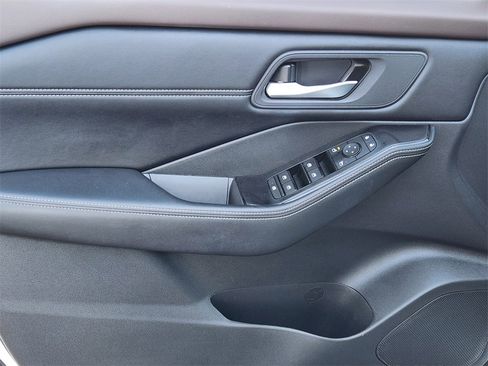 Used 2023 Nissan Rogue SV w/ SV Premium B Package image 18