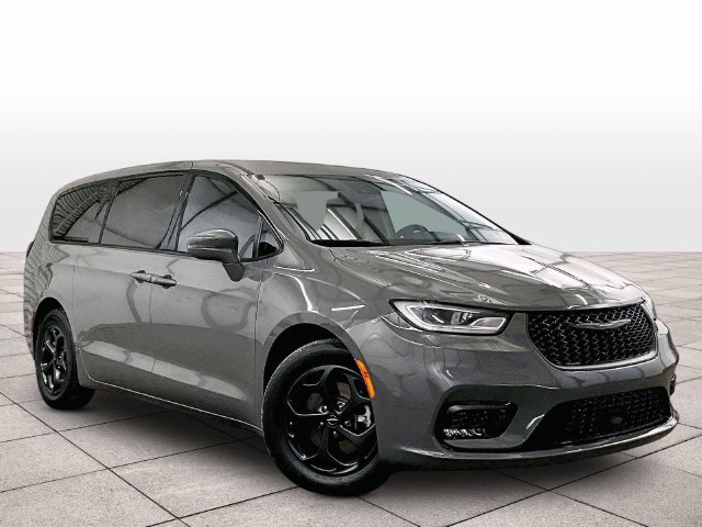 Used 2022 Chrysler Pacifica Touring-L w/ S Appearance Package FWD image 2