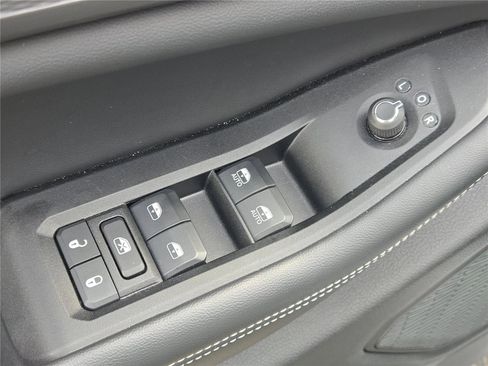 Used 2024 Jeep Grand Cherokee Laredo X image 23