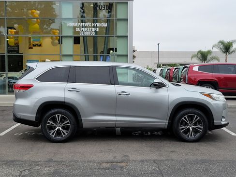 Used 2017 Toyota Highlander Plus FWD image 5
