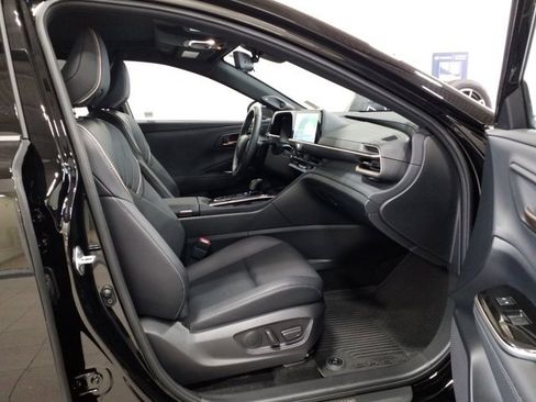 Used 2025 Toyota Crown Signia w/ Advanced Technology Package image 18