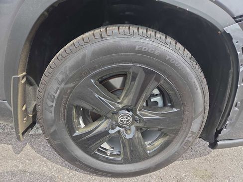 Used 2022 Toyota Highlander LE image 2