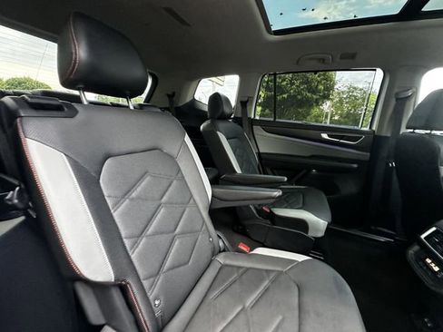 Used 2024 Volkswagen Atlas Peak Edition SE AWD/4WD image 38