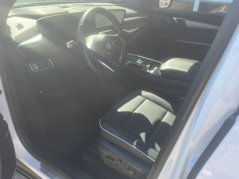 Used 2025 Buick Enclave Preferred AWD/4WD image 4