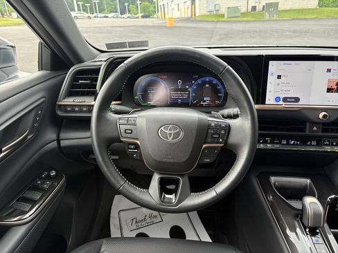 Used 2025 Toyota Crown Signia AWD/4WD image 15