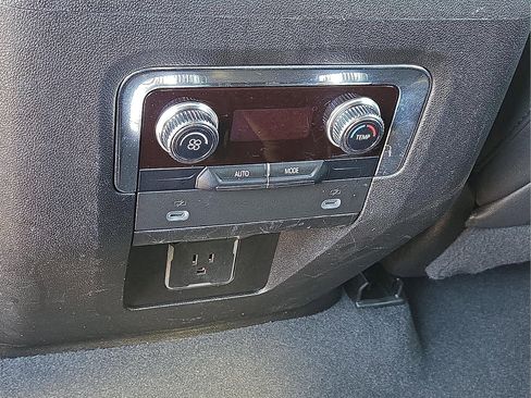 Used 2023 GMC Yukon SLT image 12