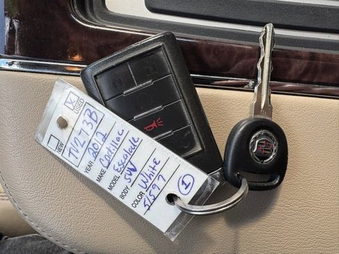 Used 2013 Cadillac Escalade Premium image 28