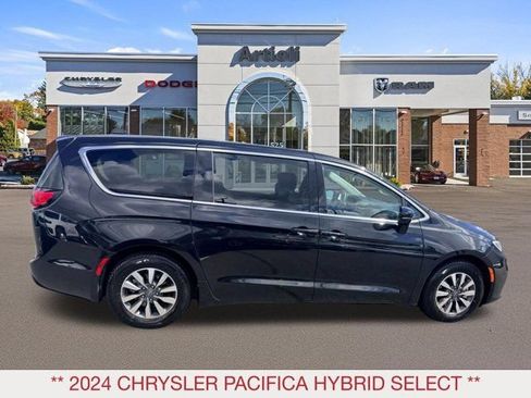 Used 2024 Chrysler Pacifica Limited FWD image 7