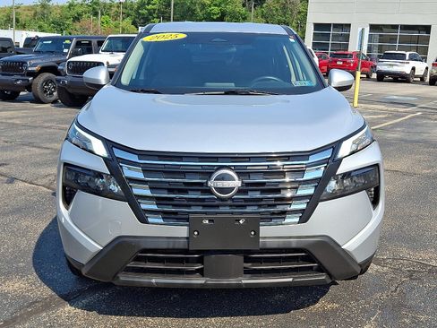 Used 2025 Nissan Rogue SV FWD image 2