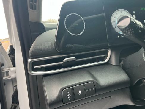 Used 2025 Hyundai Elantra Limited image 25