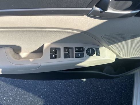 Used 2018 Hyundai Elantra Value Edition FWD image 19