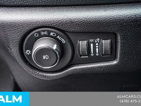 Used 2025 Chrysler Pacifica Limited FWD image 49