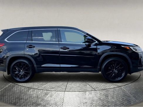 Used 2019 Toyota Highlander AWD V6 image 4