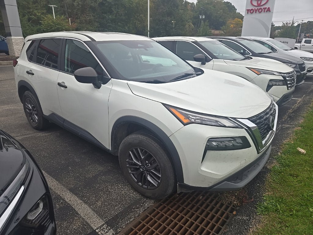 Used 2023 Nissan Rogue S AWD/4WD image 3