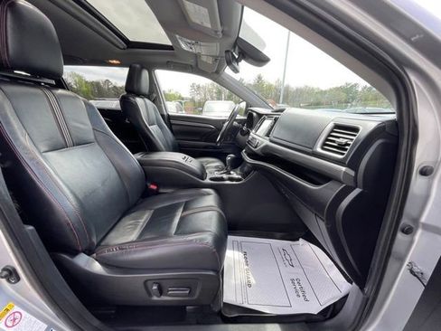 Used 2019 Toyota Highlander SE image 26
