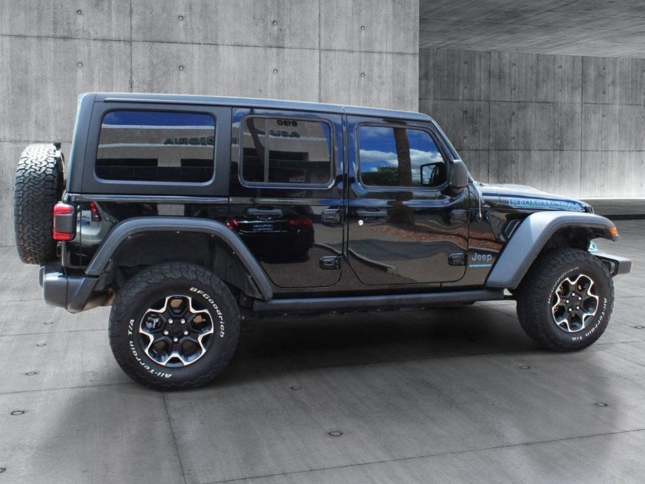 Used 2021 Jeep Wrangler Unlimited Rubicon 4xe w/ Cold Weather Group AWD/4WD image 6