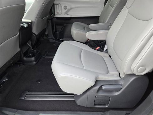 Used 2025 Toyota Sienna XLE image 13