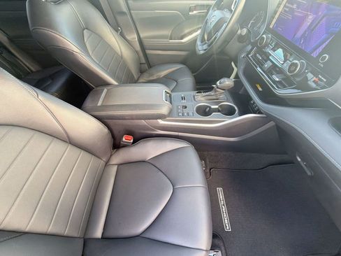 Used 2023 Toyota Highlander XLE image 34
